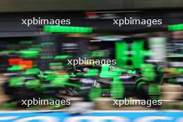 Zhou Guanyu (CHN) Sauber C44 makes a pit stop. 07.07.2024. Formula 1 World Championship, Rd 12, British Grand Prix, Silverstone, England, Race Day.