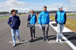 (L to R): Franco Colapinto (ARG) Williams Racing Academy Driver walks the circuit with Elizabeth Wood Boyer (GBR) Williams Racing Performance Engineer; Gaetan Jego, Williams Racing Race Engineer; and Logan Sargeant (USA) Williams Racing. 04.07.2024. Formula 1 World Championship, Rd 12, British Grand Prix, Silverstone, England, Preparation Day.