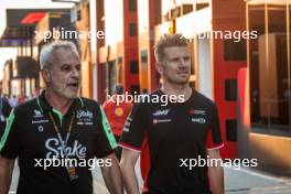 (L to R): Beat Zehnder (SUI) Sauber F1 Sporting Director with Nico Hulkenberg (GER) Haas F1 Team. 19.07.2024. Formula 1 World Championship, Rd 13, Hungarian Grand Prix, Budapest, Hungary, Practice Day.