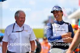 (L to R): Dr Helmut Marko (AUT) Red Bull Motorsport Consultant with Alexander Albon (THA) Williams Racing on the grid. 21.07.2024. Formula 1 World Championship, Rd 13, Hungarian Grand Prix, Budapest, Hungary, Race Day.