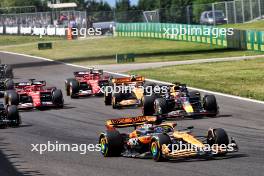 Oscar Piastri (AUS) McLaren MCL38 leads at the start of the race. 21.07.2024. Formula 1 World Championship, Rd 13, Hungarian Grand Prix, Budapest, Hungary, Race Day.