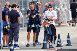 Sergio Perez (MEX) Red Bull Racing returns to the pits after crashing out in qualifying. 20.07.2024. Formula 1 World Championship, Rd 13, Hungarian Grand Prix, Budapest, Hungary, Qualifying Day.