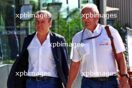 (L to R): Raymond Vermeulen (NLD) Driver Manager with Dr Helmut Marko (AUT) Red Bull Motorsport Consultant. 17.05.2024. Formula 1 World Championship, Rd 7, Emilia Romagna Grand Prix, Imola, Italy, Practice Day.