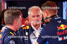 (L to R): Christian Horner (GBR) Red Bull Racing Team Principal with Dr Helmut Marko (AUT) Red Bull Motorsport Consultant and Tom Hart (GBR) Red Bull Racing Performance Engineer. 17.05.2024. Formula 1 World Championship, Rd 7, Emilia Romagna Grand Prix, Imola, Italy, Practice Day.