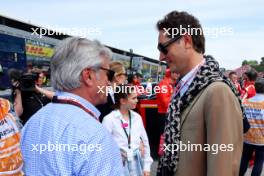 (L to R): Carlos Sainz (ESP) with John Elkann (ITA) FIAT Chrysler Automobiles Chairman on the grid. 19.05.2024. Formula 1 World Championship, Rd 7, Emilia Romagna Grand Prix, Imola, Italy, Race Day.