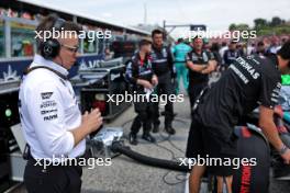 Peter Bonnington (GBR) Mercedes AMG F1 Race Engineer on the grid. 19.05.2024. Formula 1 World Championship, Rd 7, Emilia Romagna Grand Prix, Imola, Italy, Race Day.
