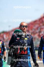 Red Bull Racing mechanic on the grid. 19.05.2024. Formula 1 World Championship, Rd 7, Emilia Romagna Grand Prix, Imola, Italy, Race Day.