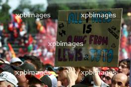Circuit atmosphere - fan with a banner at the podium. 19.05.2024. Formula 1 World Championship, Rd 7, Emilia Romagna Grand Prix, Imola, Italy, Race Day.