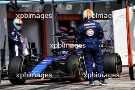Alexander Albon (THA) Williams Racing FW46 makes a pit stop. 19.05.2024. Formula 1 World Championship, Rd 7, Emilia Romagna Grand Prix, Imola, Italy, Race Day.