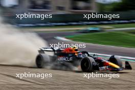 Sergio Perez (MEX) Red Bull Racing RB20 runs wide. 19.05.2024. Formula 1 World Championship, Rd 7, Emilia Romagna Grand Prix, Imola, Italy, Race Day.