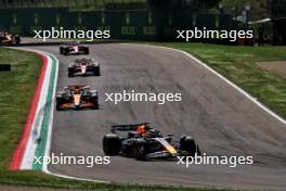 Max Verstappen (NLD) Red Bull Racing RB20 leads at the start of the race. 19.05.2024. Formula 1 World Championship, Rd 7, Emilia Romagna Grand Prix, Imola, Italy, Race Day.