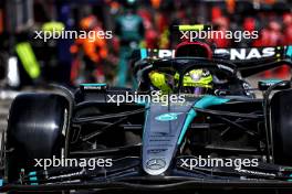 Lewis Hamilton (GBR) Mercedes AMG F1 W15 makes a pit stop. 19.05.2024. Formula 1 World Championship, Rd 7, Emilia Romagna Grand Prix, Imola, Italy, Race Day.