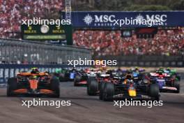 Max Verstappen (NLD) Red Bull Racing RB20 leads at the start of the race. 19.05.2024. Formula 1 World Championship, Rd 7, Emilia Romagna Grand Prix, Imola, Italy, Race Day.