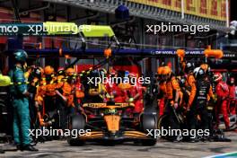 Lando Norris (GBR) McLaren MCL38 makes a pit stop. 19.05.2024. Formula 1 World Championship, Rd 7, Emilia Romagna Grand Prix, Imola, Italy, Race Day.