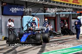 Alexander Albon (THA) Williams Racing FW46 makes a pit stop. 19.05.2024. Formula 1 World Championship, Rd 7, Emilia Romagna Grand Prix, Imola, Italy, Race Day.