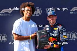 Max Verstappen (NLD) Red Bull Racing receives the Pirelli Pole Position Award from Joshua Zirkzee (NLD) Bologna Football Player in qualifying parc ferme. 18.05.2024. Formula 1 World Championship, Rd 7, Emilia Romagna Grand Prix, Imola, Italy, Qualifying Day.