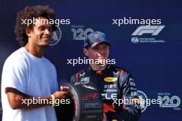 Max Verstappen (NLD) Red Bull Racing receives the Pirelli Pole Position Award from Joshua Zirkzee (NLD) Bologna Football Player in qualifying parc ferme.  18.05.2024. Formula 1 World Championship, Rd 7, Emilia Romagna Grand Prix, Imola, Italy, Qualifying Day.
