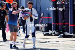 Alexander Albon (THA) Williams Racing with Patrick Harding (GBR) Williams Racing Personal Trainer. 18.05.2024. Formula 1 World Championship, Rd 7, Emilia Romagna Grand Prix, Imola, Italy, Qualifying Day.