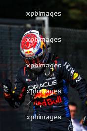 Max Verstappen (NLD) Red Bull Racing celebrates his pole position in qualifying parc ferme. 18.05.2024. Formula 1 World Championship, Rd 7, Emilia Romagna Grand Prix, Imola, Italy, Qualifying Day.