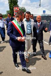 Marco Panieri (ITA) Mayor of Imola (Left) with Dr. Angelo Sticchi Damiani (ITA) Aci Csai President (Right). 19.05.2024. Formula 1 World Championship, Rd 7, Emilia Romagna Grand Prix, Imola, Italy, Race Day.