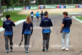 Logan Sargeant (USA) Williams Racing walks the circuit with the team. 16.05.2024. Formula 1 World Championship, Rd 7, Emilia Romagna Grand Prix, Imola, Italy, Preparation Day.