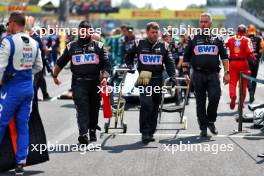 Alpine F1 Team mechanics on the grid. 01.09.2024. Formula 1 World Championship, Rd 16, Italian Grand Prix, Monza, Italy, Race Day.