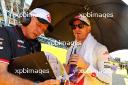 Nico Hulkenberg (GER) Haas F1 Team with Gary Gannon (GBR) Haas F1 Team Race Engineer on the grid. 01.09.2024. Formula 1 World Championship, Rd 16, Italian Grand Prix, Monza, Italy, Race Day.