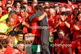 Race winner Charles Leclerc (MON) Ferrari celebrates with Frederic Vasseur (FRA) Ferrari Team Principal and the team. 01.09.2024. Formula 1 World Championship, Rd 16, Italian Grand Prix, Monza, Italy, Race Day.