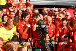 Race winner Charles Leclerc (MON) Ferrari celebrates with Frederic Vasseur (FRA) Ferrari Team Principal and the team. 01.09.2024. Formula 1 World Championship, Rd 16, Italian Grand Prix, Monza, Italy, Race Day.