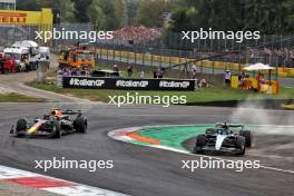 Sergio Perez (MEX) Red Bull Racing RB20 and George Russell (GBR) Mercedes AMG F1 W15 battle for position. 01.09.2024. Formula 1 World Championship, Rd 16, Italian Grand Prix, Monza, Italy, Race Day.