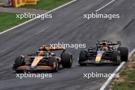 Max Verstappen (NLD) Red Bull Racing RB20 and Lando Norris (GBR) McLaren MCL38 battle for position. 01.09.2024. Formula 1 World Championship, Rd 16, Italian Grand Prix, Monza, Italy, Race Day.