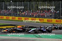 Sergio Perez (MEX) Red Bull Racing RB20 and Alexander Albon (THA) Williams Racing FW46 battle for position. 01.09.2024. Formula 1 World Championship, Rd 16, Italian Grand Prix, Monza, Italy, Race Day.