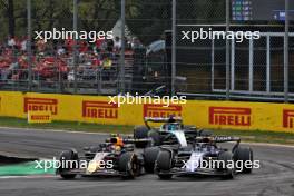 Sergio Perez (MEX) Red Bull Racing RB20 and Alexander Albon (THA) Williams Racing FW46 battle for position. 01.09.2024. Formula 1 World Championship, Rd 16, Italian Grand Prix, Monza, Italy, Race Day.