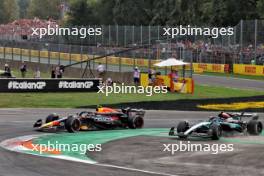 Sergio Perez (MEX) Red Bull Racing RB20 and George Russell (GBR) Mercedes AMG F1 W15 battle for position. 01.09.2024. Formula 1 World Championship, Rd 16, Italian Grand Prix, Monza, Italy, Race Day.