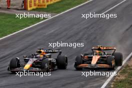 Max Verstappen (NLD) Red Bull Racing RB20 and Lando Norris (GBR) McLaren MCL38 battle for position. 01.09.2024. Formula 1 World Championship, Rd 16, Italian Grand Prix, Monza, Italy, Race Day.