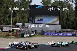 Franco Colapinto (ARG) Williams Racing FW46 and Nico Hulkenberg (GER) Haas VF-24 battle for position. 01.09.2024. Formula 1 World Championship, Rd 16, Italian Grand Prix, Monza, Italy, Race Day.