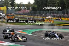 Sergio Perez (MEX) Red Bull Racing RB20 and Alexander Albon (THA) Williams Racing FW46 battle for position. 01.09.2024. Formula 1 World Championship, Rd 16, Italian Grand Prix, Monza, Italy, Race Day.