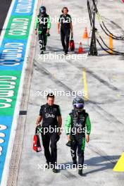 Zhou Guanyu (CHN) Sauber and Valtteri Bottas (FIN) Sauber in the pits. 31.08.2024. Formula 1 World Championship, Rd 16, Italian Grand Prix, Monza, Italy, Qualifying Day.