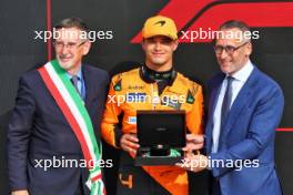 Lando Norris (GBR) McLaren celebrates his pole position in qualifying parc ferme with dignitaries. 31.08.2024. Formula 1 World Championship, Rd 16, Italian Grand Prix, Monza, Italy, Qualifying Day.