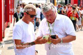 (L to R): Kimi Raikkonen (FIN) with Otmar Szafnauer (USA). 31.08.2024. Formula 1 World Championship, Rd 16, Italian Grand Prix, Monza, Italy, Qualifying Day.