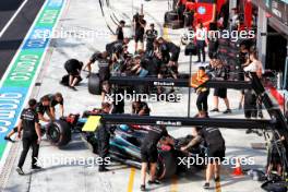 George Russell (GBR) Mercedes AMG F1 W15 and Lewis Hamilton (GBR) Mercedes AMG F1 W15 in the pits. 31.08.2024. Formula 1 World Championship, Rd 16, Italian Grand Prix, Monza, Italy, Qualifying Day.