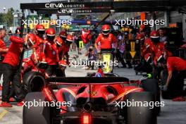 Carlos Sainz Jr (ESP) Ferrari SF-24 practices a pit stop. 31.08.2024. Formula 1 World Championship, Rd 16, Italian Grand Prix, Monza, Italy, Qualifying Day.