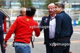 Carlos Sainz Jr (ESP) Ferrari (Left) with Dr Helmut Marko (AUT) Red Bull Motorsport Consultant (Centre). 05.04.2024. Formula 1 World Championship, Rd 4, Japanese Grand Prix, Suzuka, Japan, Practice Day.