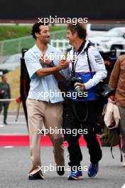 (L to R): Daniel Ricciardo (AUS) RB with Peter J Fox (GBR) Photographer. 05.04.2024. Formula 1 World Championship, Rd 4, Japanese Grand Prix, Suzuka, Japan, Practice Day.
