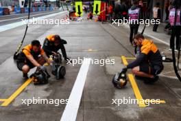 McLaren mechanics dry pit box in the second practice session. 05.04.2024. Formula 1 World Championship, Rd 4, Japanese Grand Prix, Suzuka, Japan, Practice Day.