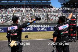 Alpine F1 Team mechanics on the grid. 07.04.2024. Formula 1 World Championship, Rd 4, Japanese Grand Prix, Suzuka, Japan, Race Day.