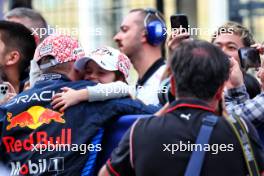 Race winner Max Verstappen (NLD) Red Bull Racing celebrates in parc ferme with girlfriend Kelly Piquet (BRA) and her daughter Penelope.  07.04.2024. Formula 1 World Championship, Rd 4, Japanese Grand Prix, Suzuka, Japan, Race Day.
