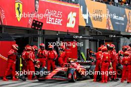 Carlos Sainz Jr (ESP) Ferrari SF-24 makes a pit stop. 07.04.2024. Formula 1 World Championship, Rd 4, Japanese Grand Prix, Suzuka, Japan, Race Day.