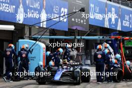 Logan Sargeant (USA) Williams Racing FW46 makes a pit stop. 07.04.2024. Formula 1 World Championship, Rd 4, Japanese Grand Prix, Suzuka, Japan, Race Day.