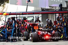 Max Verstappen (NLD) Red Bull Racing RB20 makes a pit stop. 07.04.2024. Formula 1 World Championship, Rd 4, Japanese Grand Prix, Suzuka, Japan, Race Day.